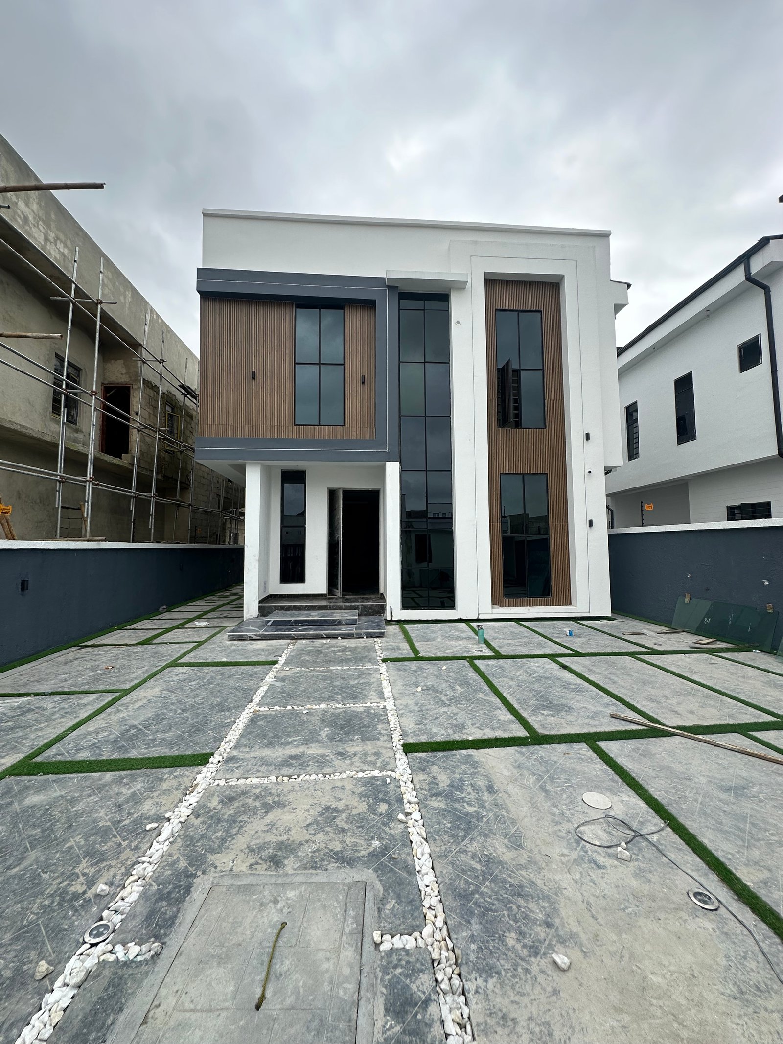 Outstanding Luxury 5 Bed Fully Detached Duplex  FOR SALE